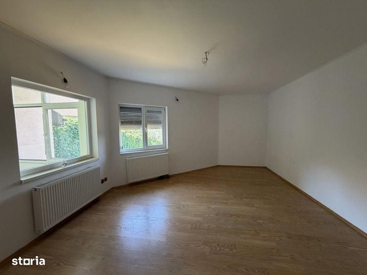 Casă cu 4 camere în Partoș
