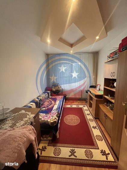 Apartament cu 3 camere semidecomandat în Craiovița Nouă