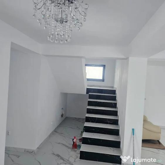 Casă cu 7 camere cu Teren 412 Mp în Malu Mare