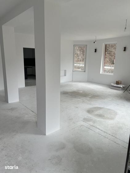 Casă cu 8 camere cu Teren 2100 Mp în Central