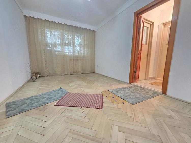 Apartament cu 3 camere semidecomandat în Micro 40