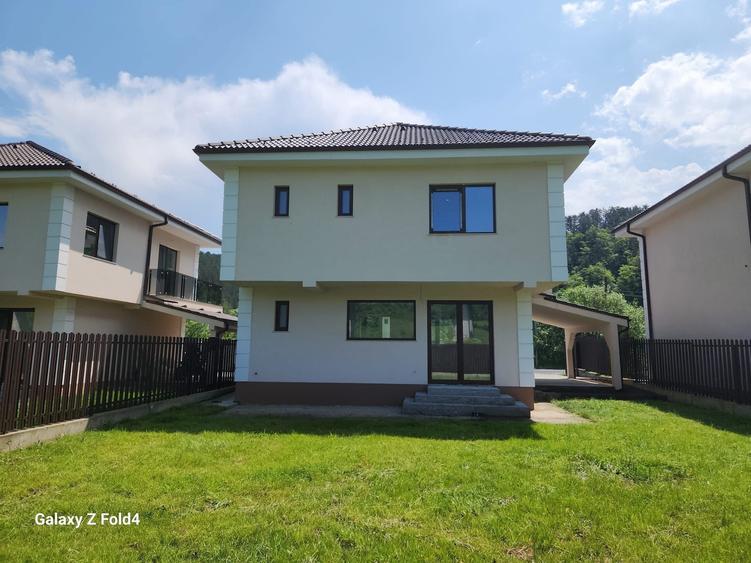 Casă individuală cu 4 camere cu Canalizare în Luna de Sus