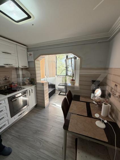 Apartament cu 3 camere decomandat, mobilat în