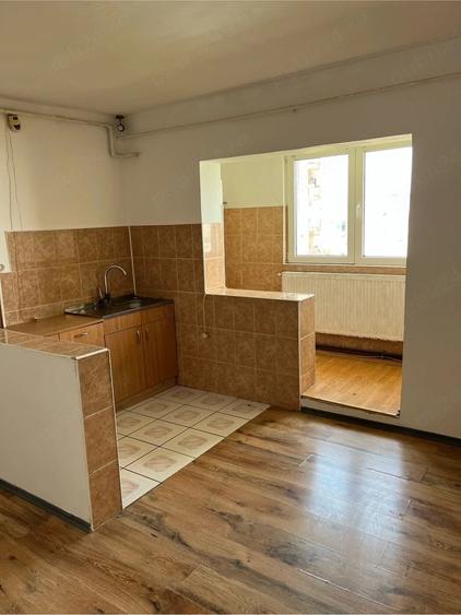 Apartament cu 3 camere semidecomandat în Mioriței