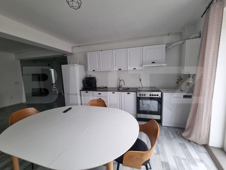 Apartament cu 3 camere semidecomandat în Dâmbul Rotund