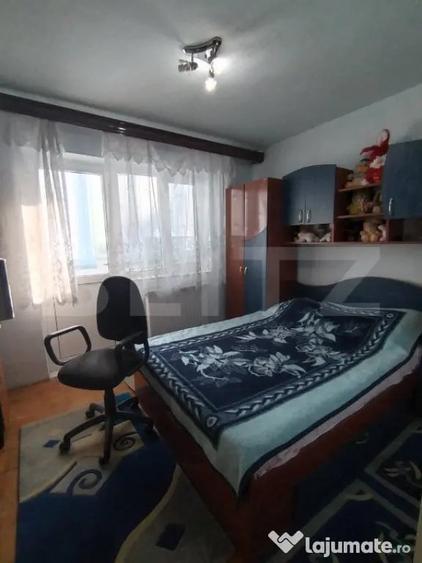 Apartament cu 3 camere decomandat, mobilat în Micro 4