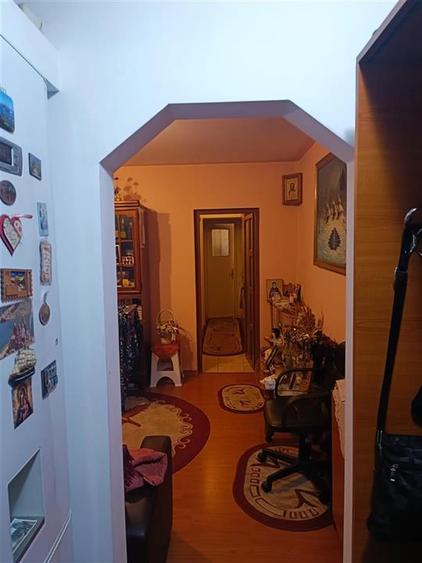 Apartament cu 3 camere semidecomandat, mobilat în Mircea cel Bătrân