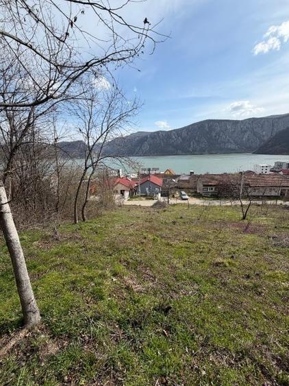 Teren intravilan de 400 mp, în Dubova