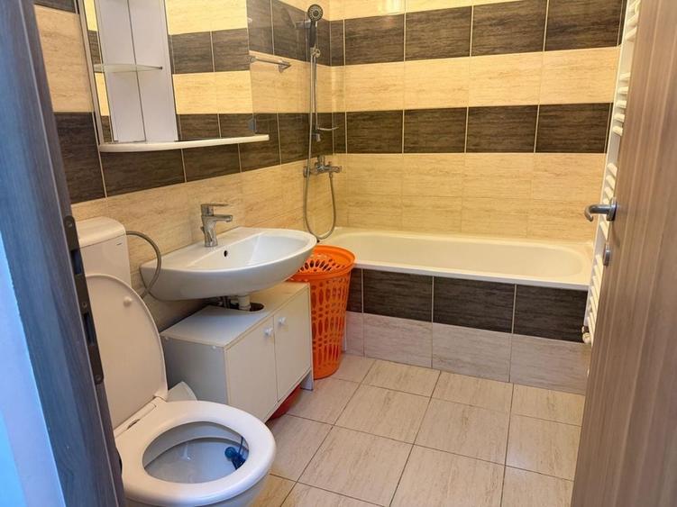 Apartament cu 3 camere decomandat în Exterior Vest