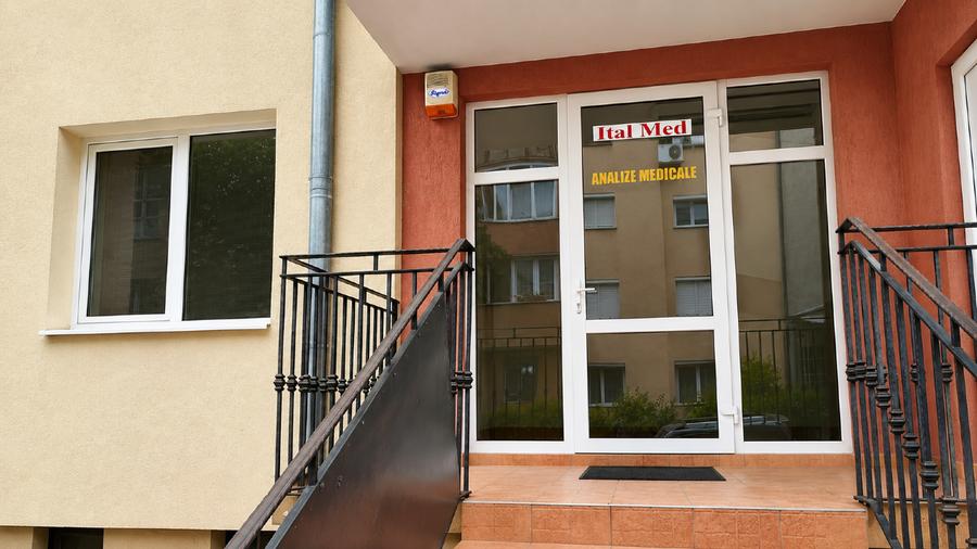 Birou, de 78 mp, în Central