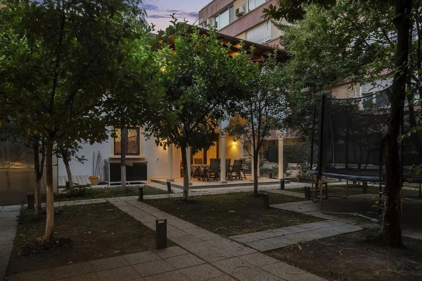 Casă cu 8 camere cu Canalizare în Aviatorilor