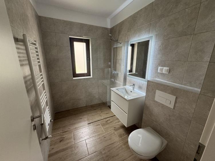 Apartament cu 7 camere decomandat în Sânpetru