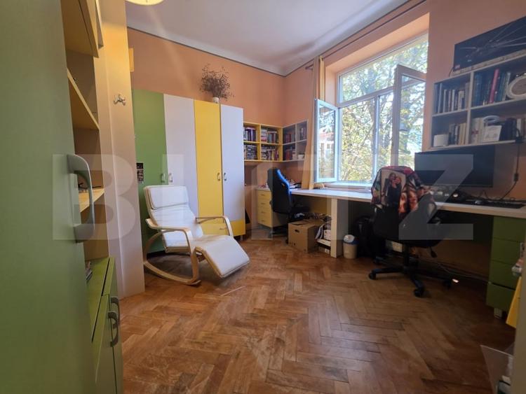 Apartament cu 3 camere semidecomandat, mobilat în Semicentral
