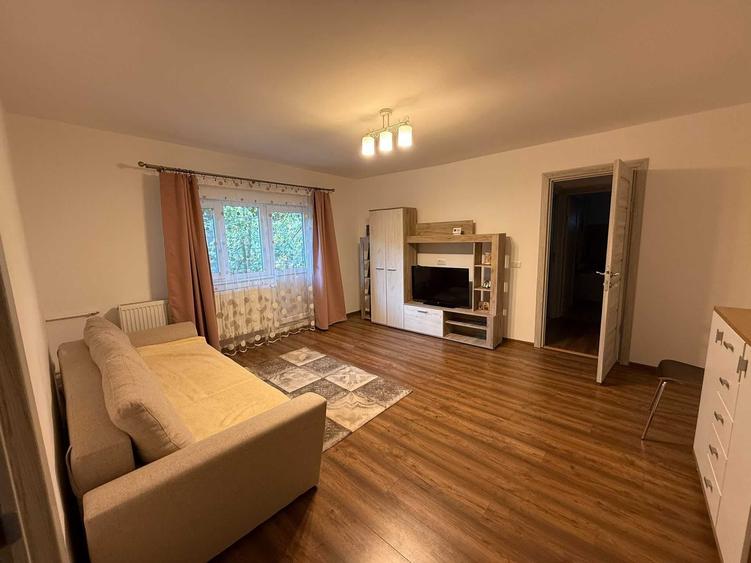 Apartament cu 3 camere semidecomandat în Central