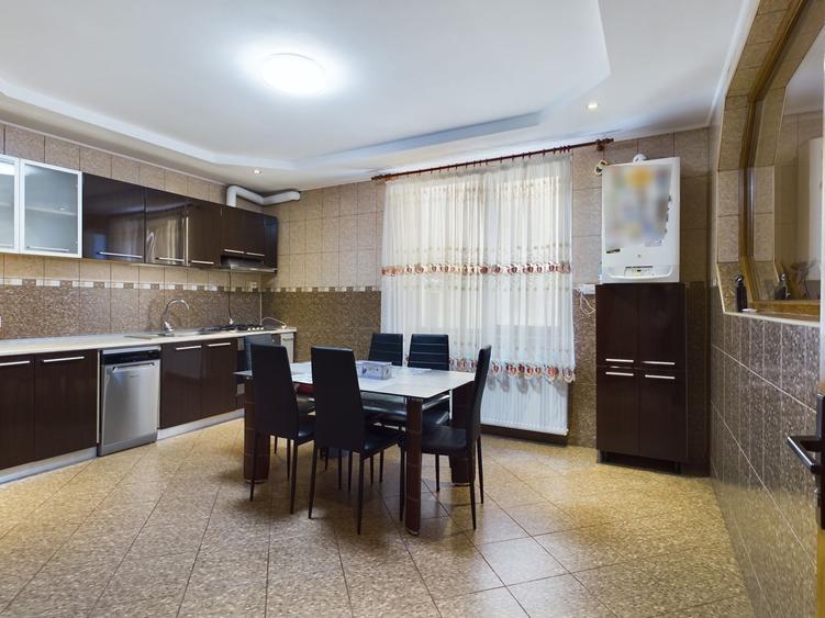 Casă individuală cu 6 camere cu Canalizare în Titan