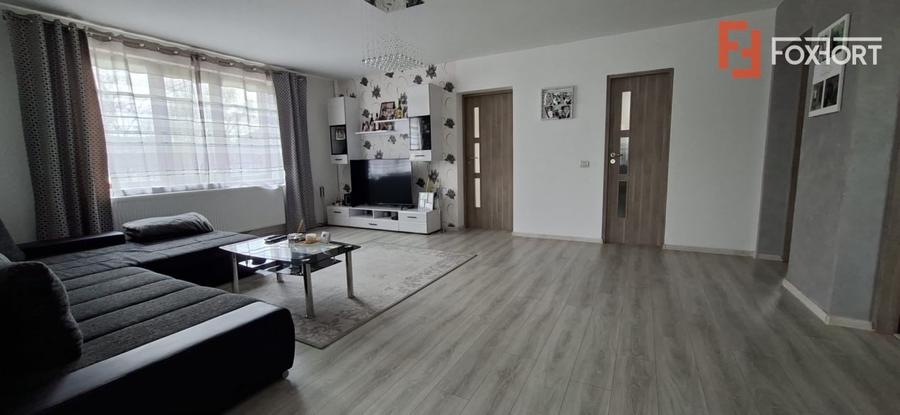Casă individuală cu 3 camere cu Canalizare în Sânmihaiu Român
