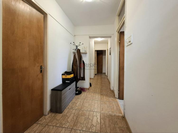 Apartament cu 4 camere semidecomandat în Teiul Doamnei