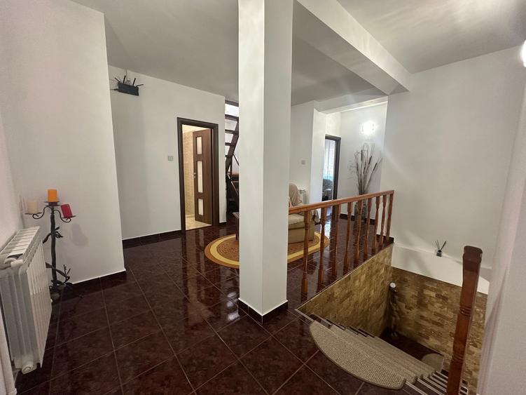 Casă cu 9 camere cu Canalizare în Dacia