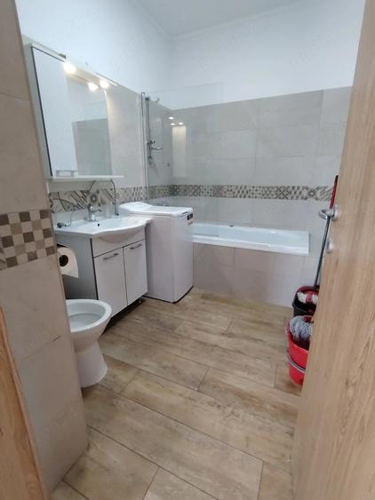 Apartament cu 3 camere semidecomandat în Florești