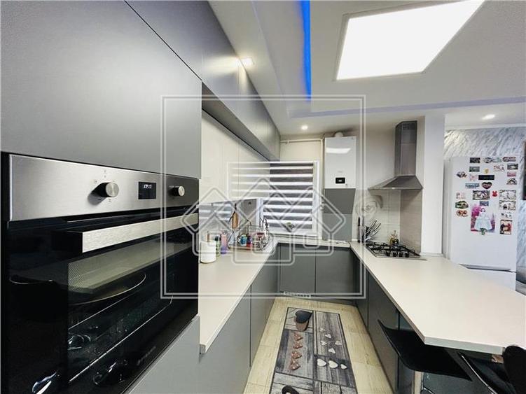 Ap spatios, mobilat si utilat, 3 camere, 2 balcoane, 2 parcari - 6