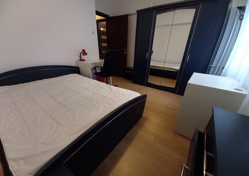 Apartament cu 3 camere semidecomandat în Tineretului