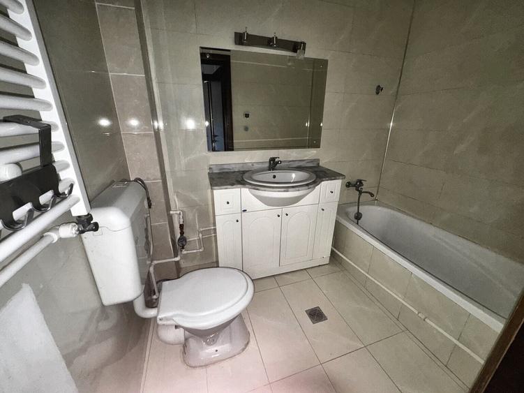 Apartament cu 3 camere semidecomandat în P-ța Romană