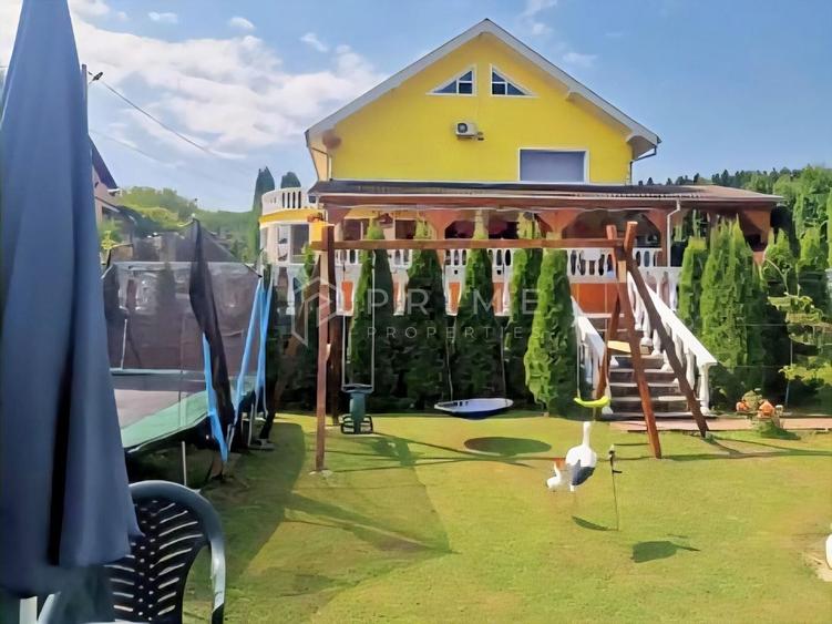 Casă individuală cu 8 camere cu Canalizare în Ivănești