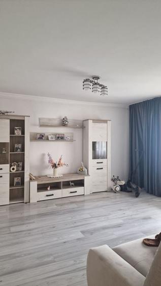 Apartament cu 3 camere decomandat în Est