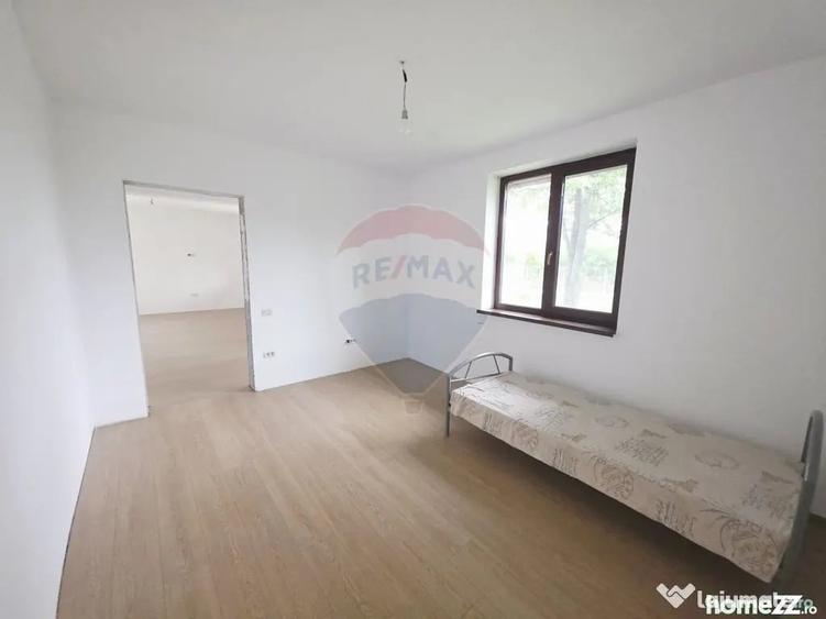 Casă cu 4 camere cu Teren 6110 Mp în Girov