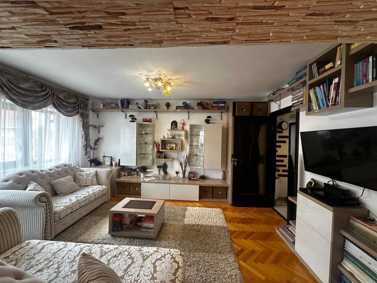 Apartament cu 4 camere decomandat în Sărari