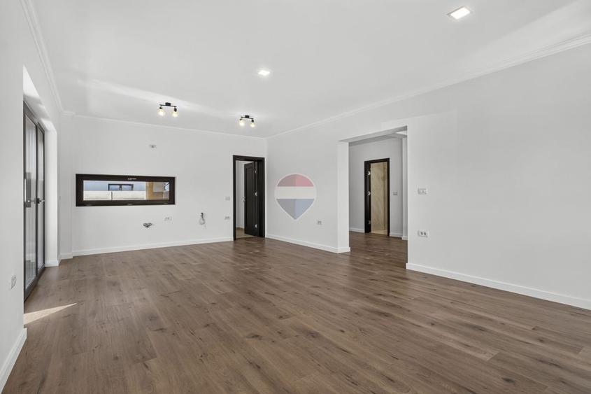 Casă cu 7 camere cu Teren 437 Mp în Livada