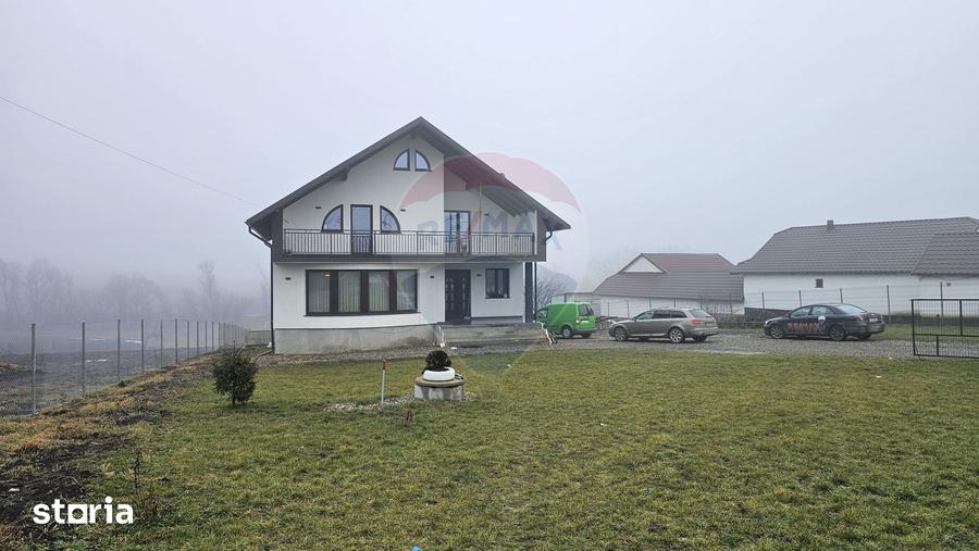 Casă cu 5 camere cu Teren 2500 Mp în Moara