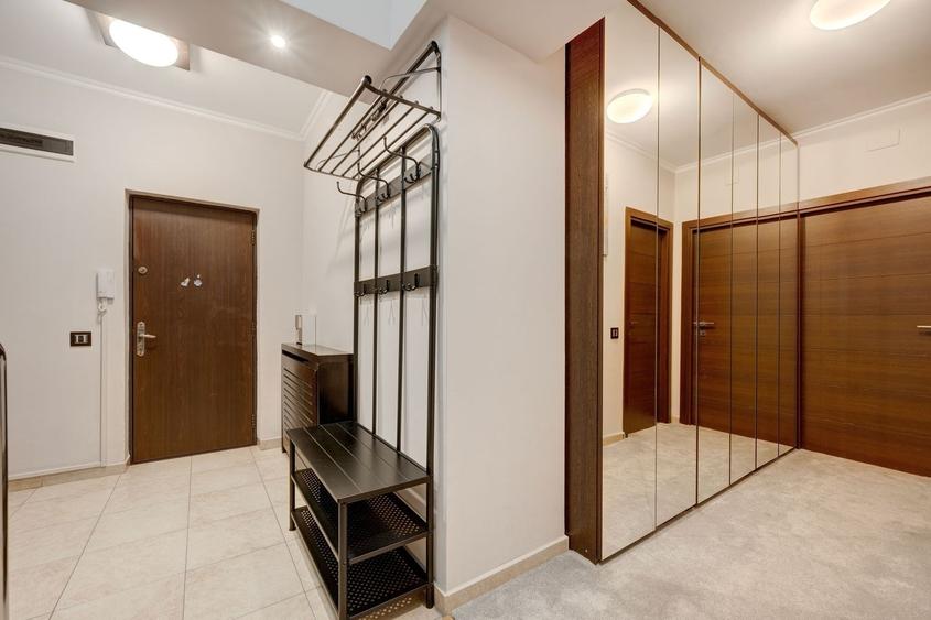 Penthouse cu 3 camere semidecomandat în Central