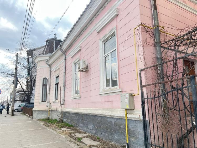 Casă individuală cu 4 camere cu Canalizare în Central
