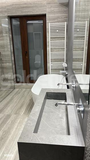 Casă cu 7 camere cu Teren 1000 Mp în Central