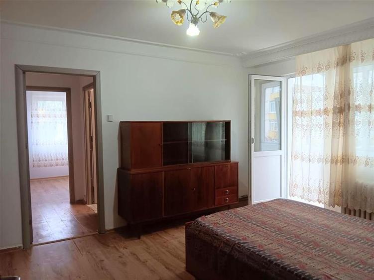Apartament cu 2 camere semidecomandat, mobilat în Podu Roș