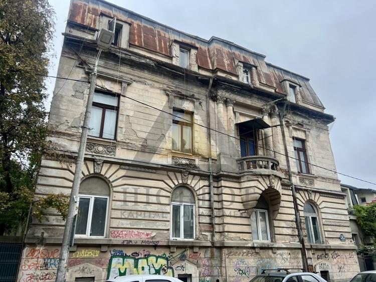 Casă individuală cu 14 camere cu Teren 286 Mp în P-ța Sfinții Voievozi