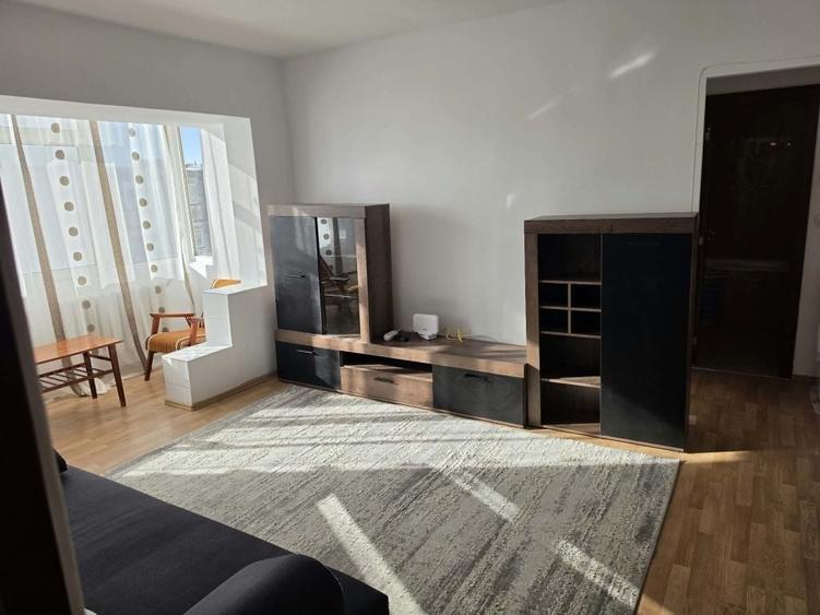Apartament cu 3 camere semidecomandat în Traian