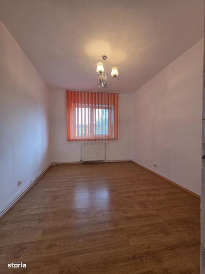 Apartament cu 3 camere decomandat în Astra