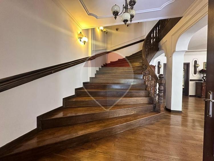 Casă individuală cu 8 camere cu Teren 488 Mp în Domenii