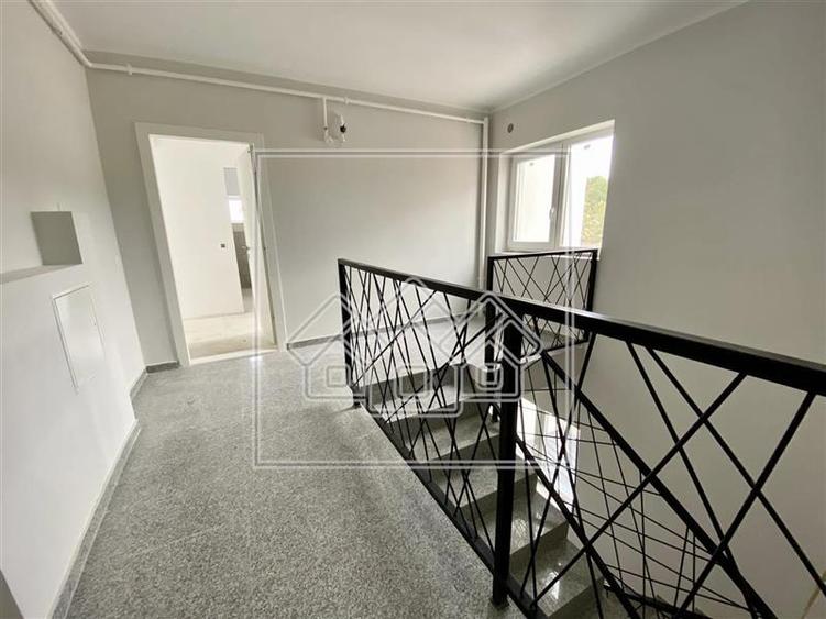 Penthouse cu 3 camere semidecomandat în Exterior Vest