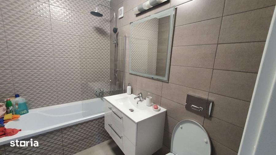 Apartament cu 3 camere semidecomandat, mobilat în Florești