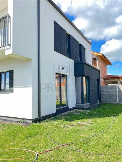 Duplex cu 5 camere cu Canalizare în Dumbrăvița