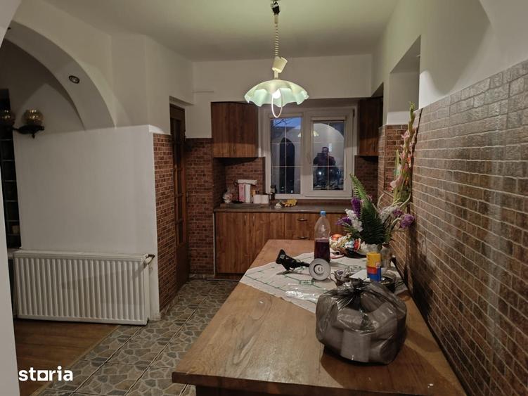Apartament cu 4 camere decomandat în Est