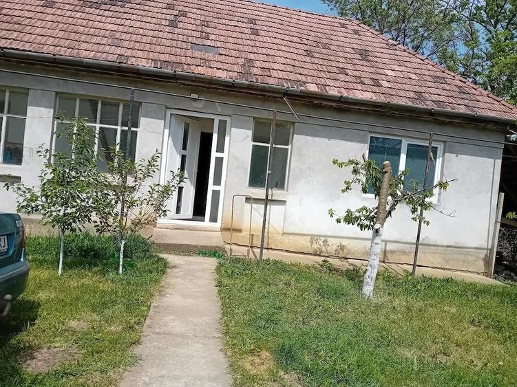 Casă cu 2 camere cu Teren 800 Mp în Cornești (Crăciunești)