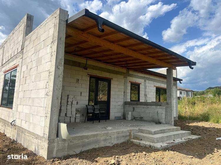 Casă cu 4 camere cu Teren 550 Mp în Aninoasa
