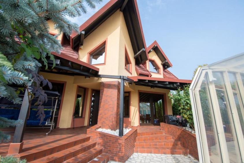 Casă individuală cu 4 camere cu Piscina în Bucov