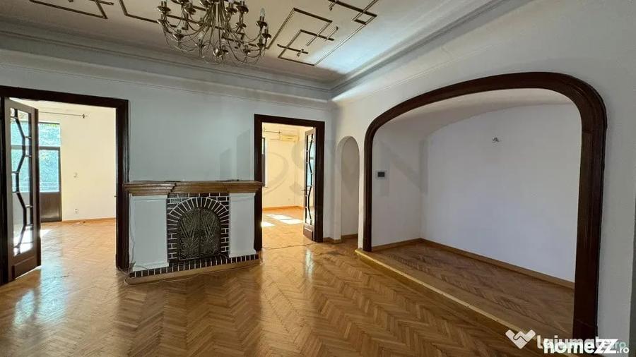 Apartament cu 7 camere decomandat în Capitale