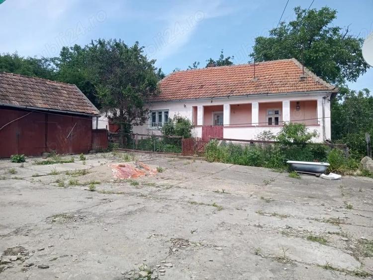 Casă cu 4 camere în Almașu Mare