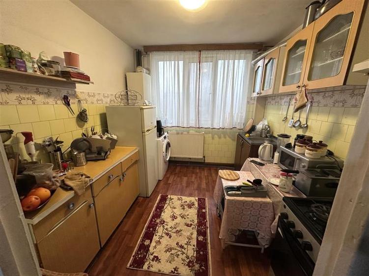 Apartament cu 3 camere decomandat, mobilat în Alexandru cel Bun